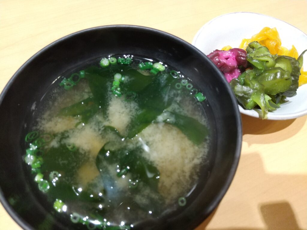 JR高畠駅　駅のやきにく屋さくらんぼ　メニュー　ランチ　サービス　味噌汁　漬物